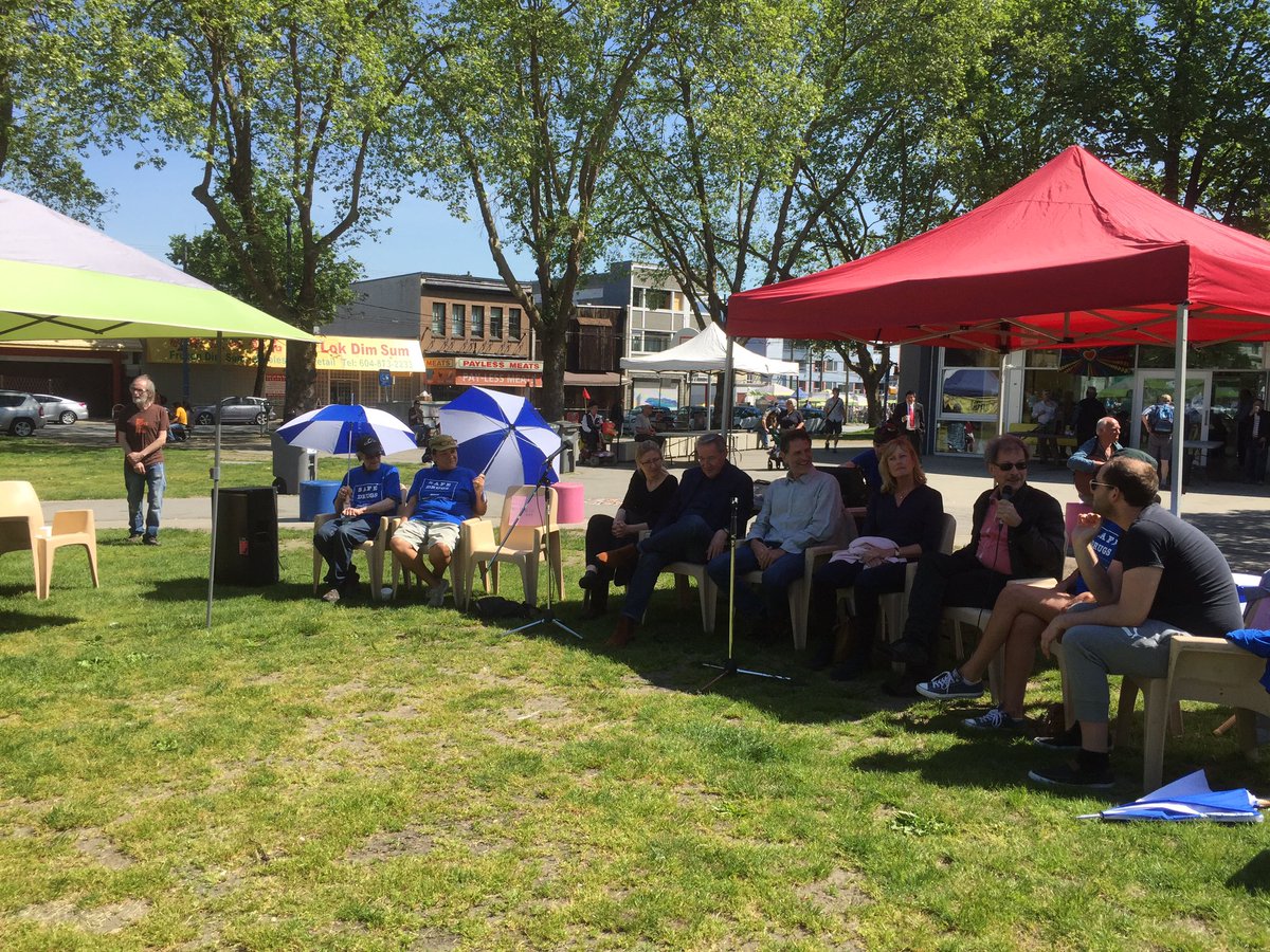 sarahjlevine's tweet photo. #medicalheroin scientists sharing with #thepeoplessummit for safe drugs in Oppenheimer park https://t.co/iEEM33wsya