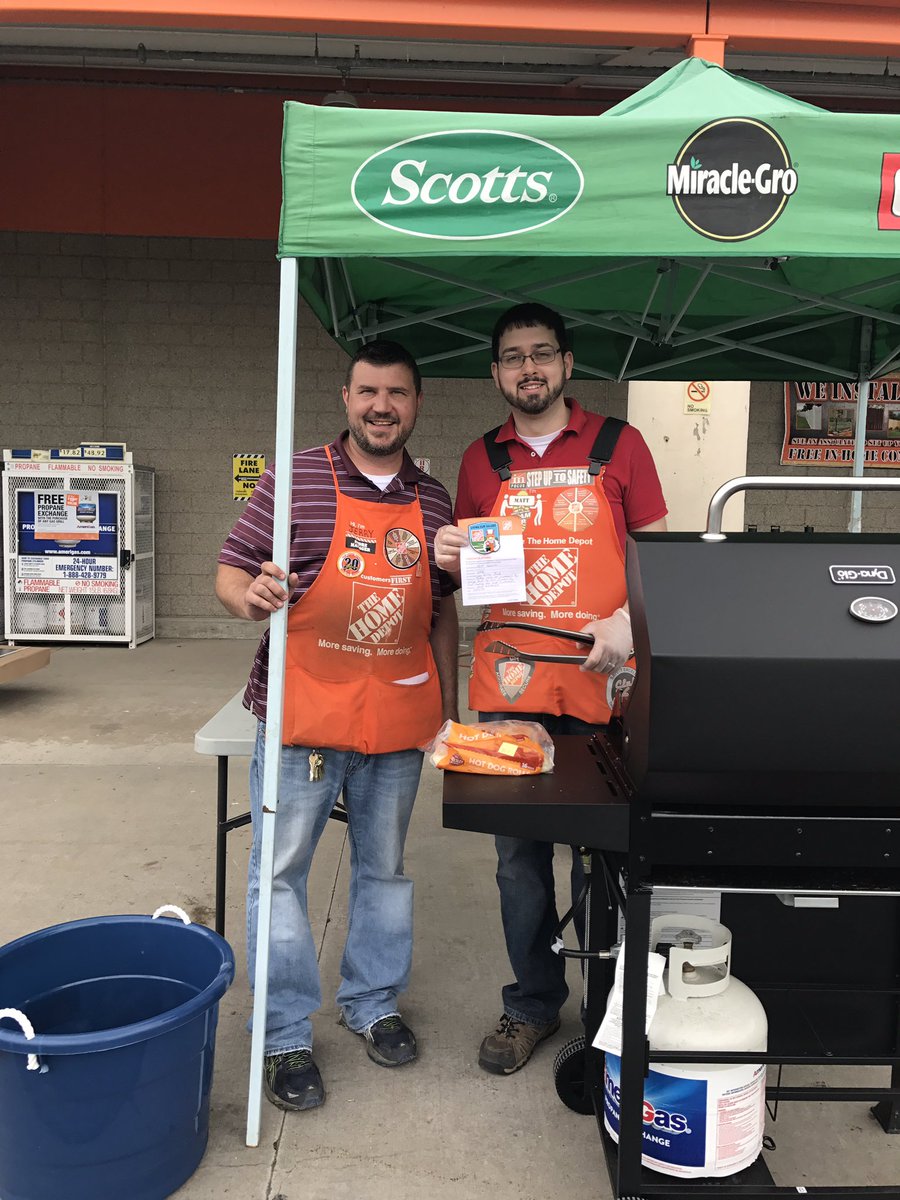 JWentovich's tweet photo. Matt giving back to our community! @SupercuseDM @SuperCuseHR https://t.co/wWOXiu6l9O