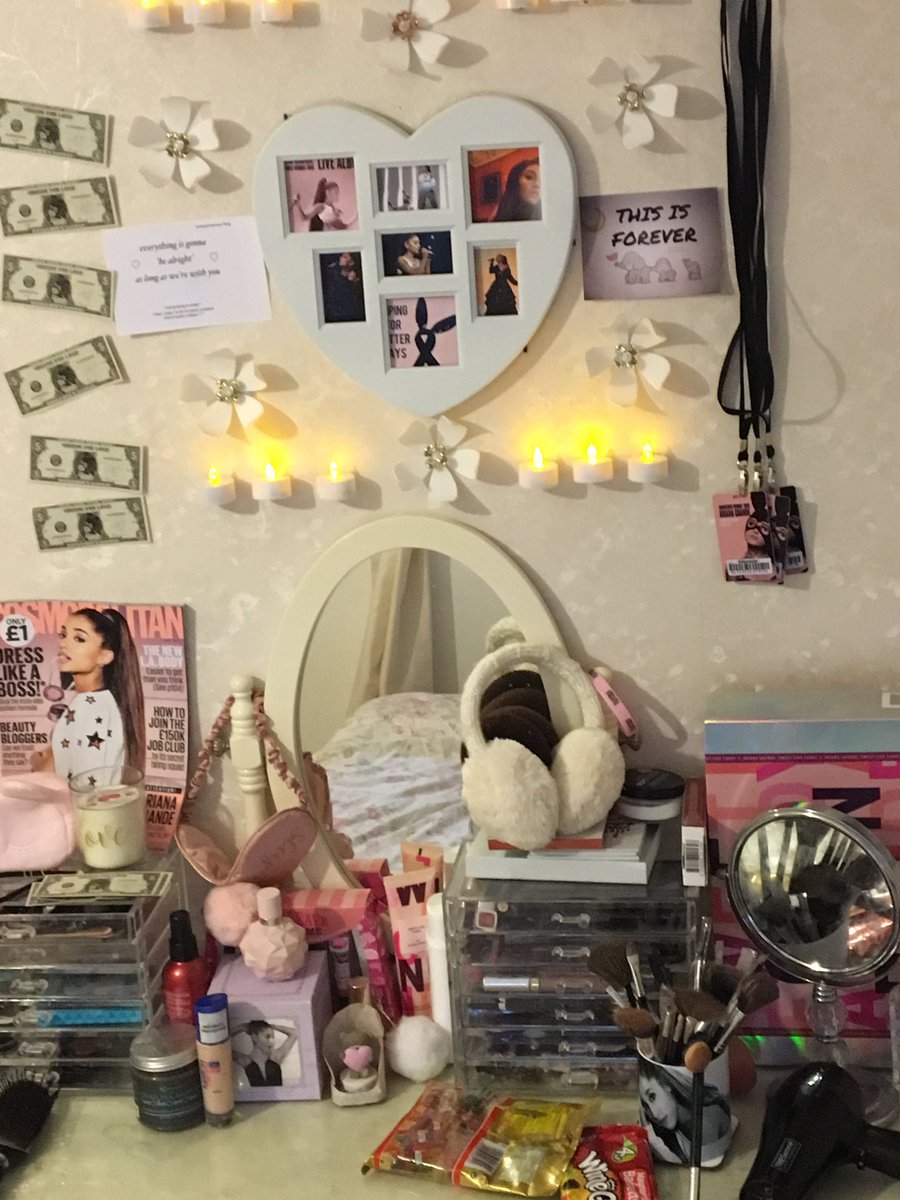 OliviaUpdatesHQ's tweet photo. A display I made. #DWTManchaster 💞 https://t.co/tzWZSpDjqe