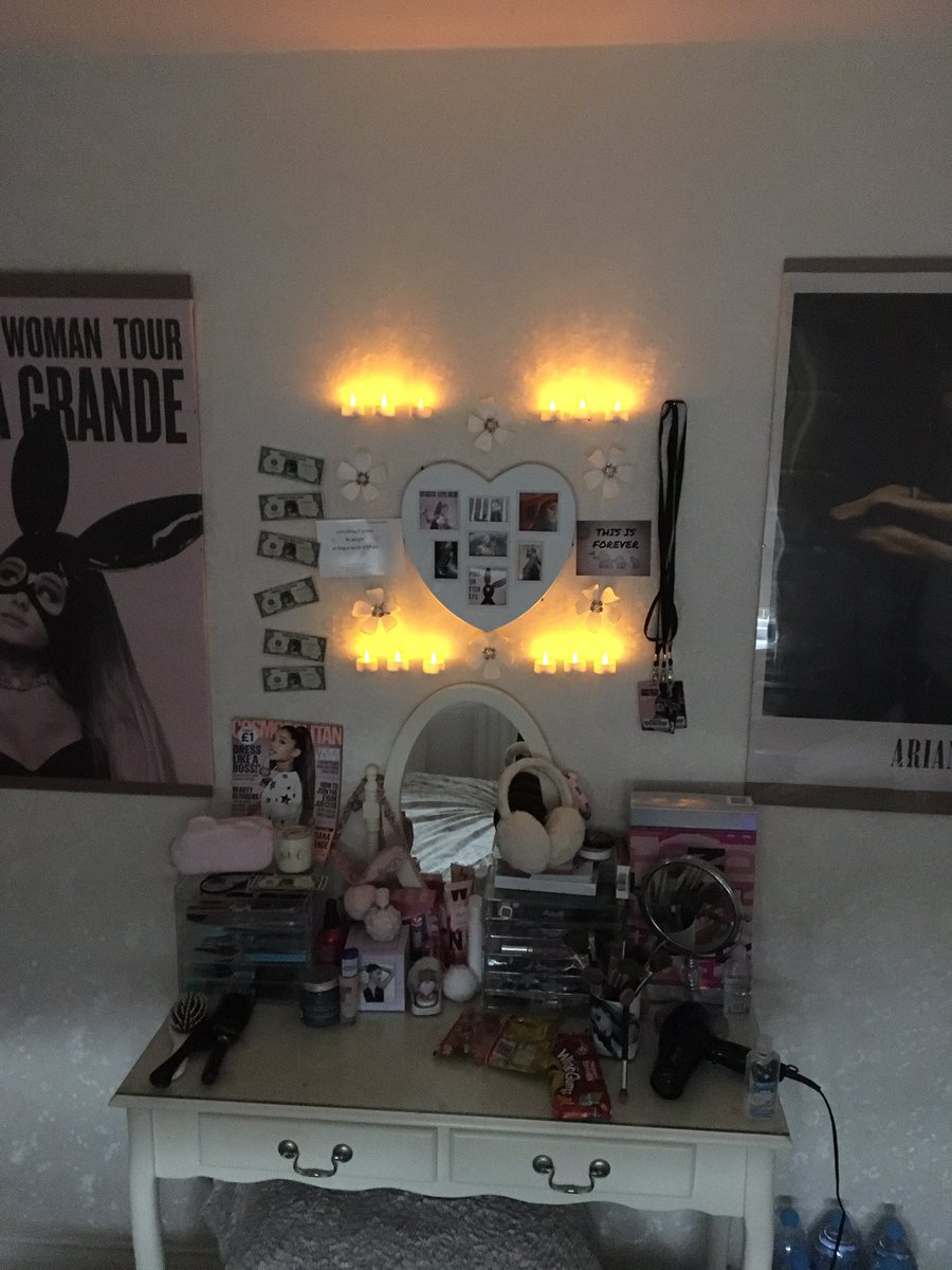 OliviaUpdatesHQ's tweet photo. A display I made. #DWTManchaster 💞 https://t.co/tzWZSpDjqe