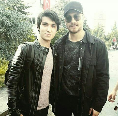 hazcagloverss's tweet photo. Nuevas fotos de nuestro hermoso #cagatayulusoy 😎💘 su sencillez y encanto con sus fans siempre! ❤ #newphotos #boyCOOL #içerdeset https://t.co/VZm8lG5iKK