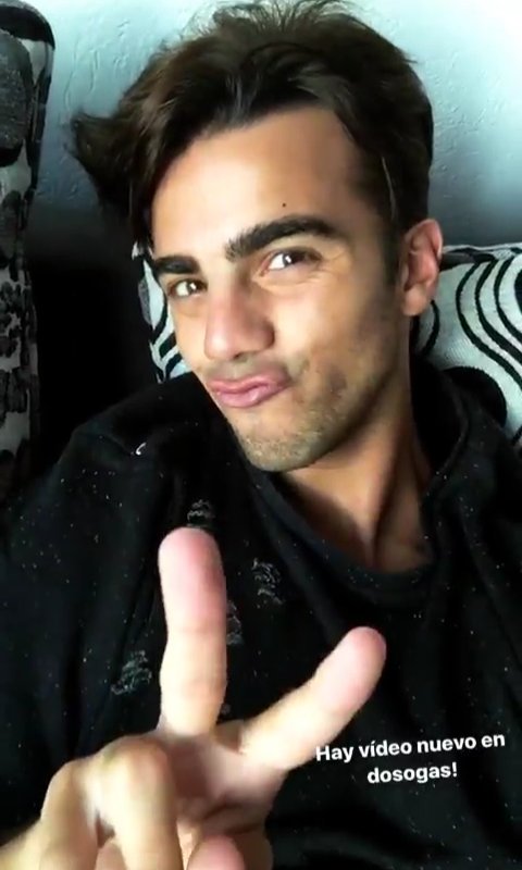 Vigevani_Life's tweet photo. El pato negro.#MTVPERFECTODOSOGAS #premiosMTVMIAW https://t.co/n8tSZ0Ceia