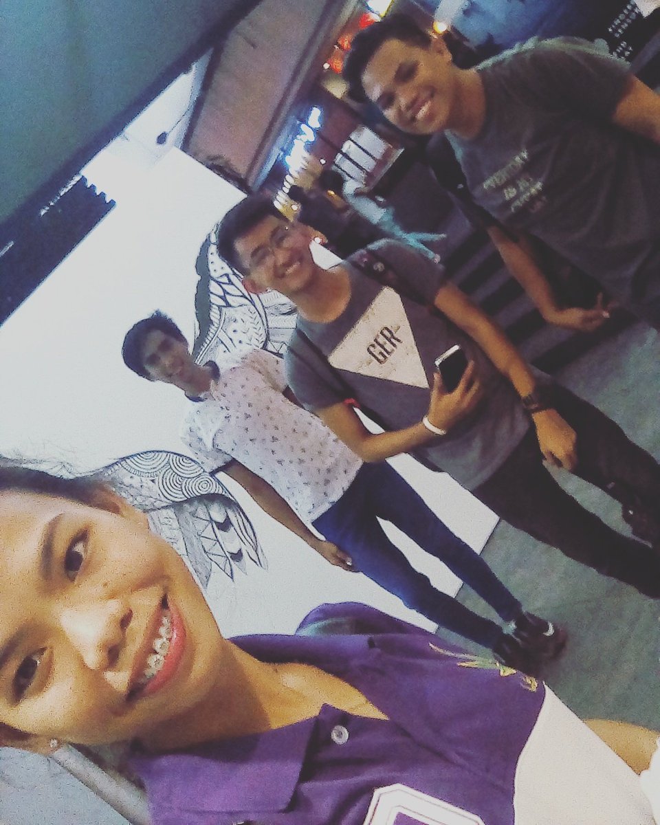 Melesstre's tweet photo. Namiss nila ako 😇
Yung panlilibre ko pala 😢

#AGS17 https://t.co/XvFD1PkHOw