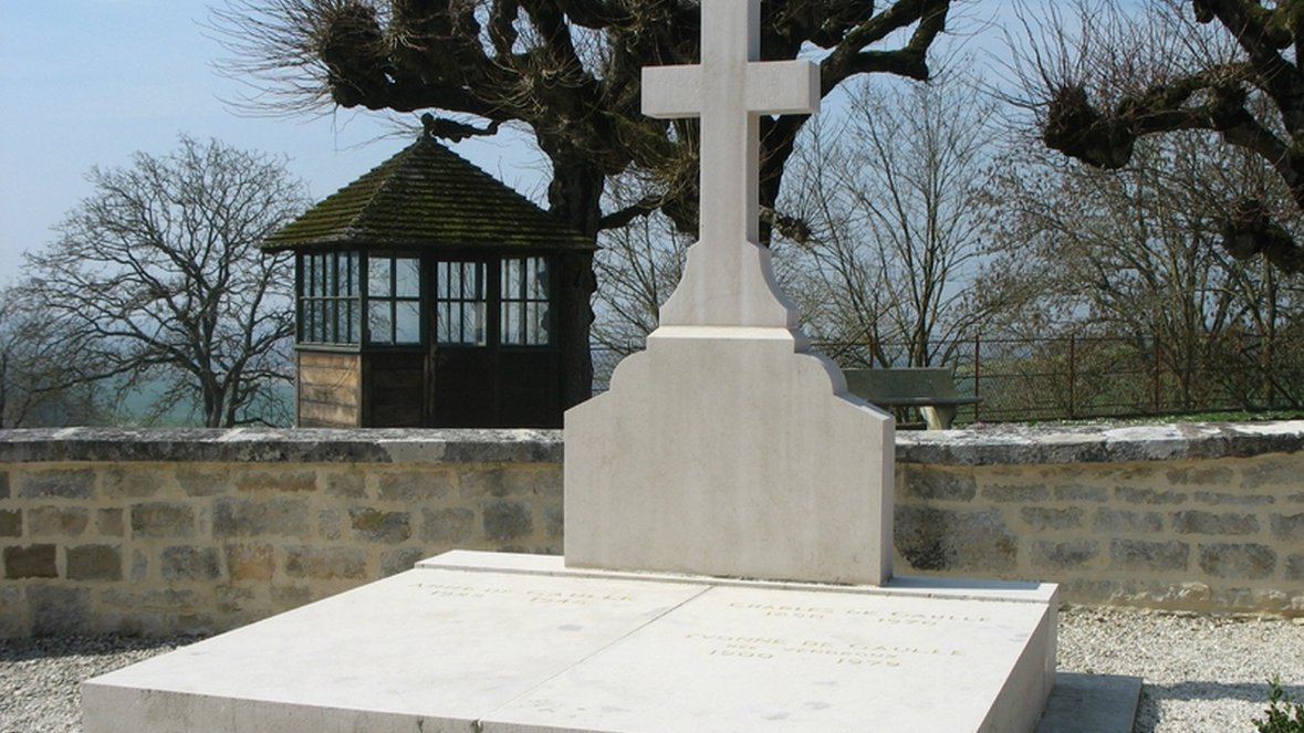 La tombe du Général de Gaulle vandalisée DA2hc-1XYAAX4N-