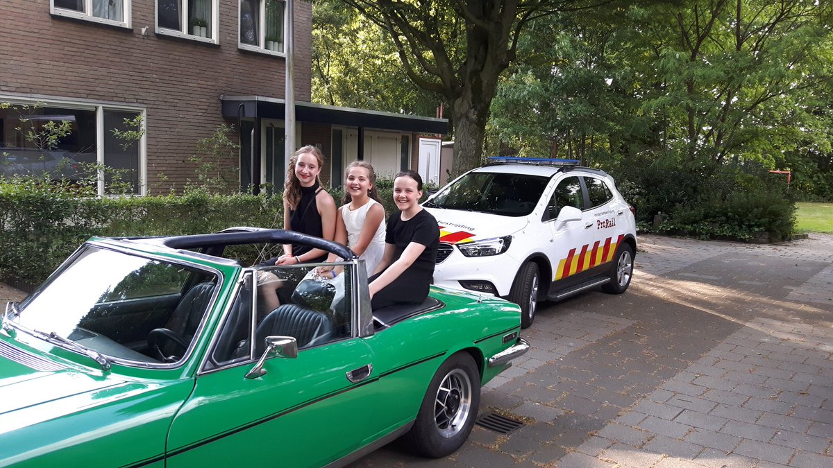 10inoss's tweet photo. Keuzes... ga je met cabrio of @ProRail wagen naar @CITOGalaOss https://t.co/22sIdiWhNY