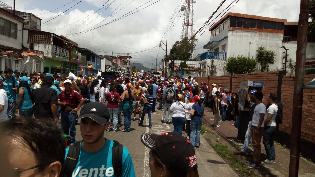 santiagocc's tweet photo. Hoy los periodistas junto al pueblo tachirense salimos a protestar contra la censura, la autocensura y violaciones a libertad de expresión https://t.co/rZ6q8dpGNr