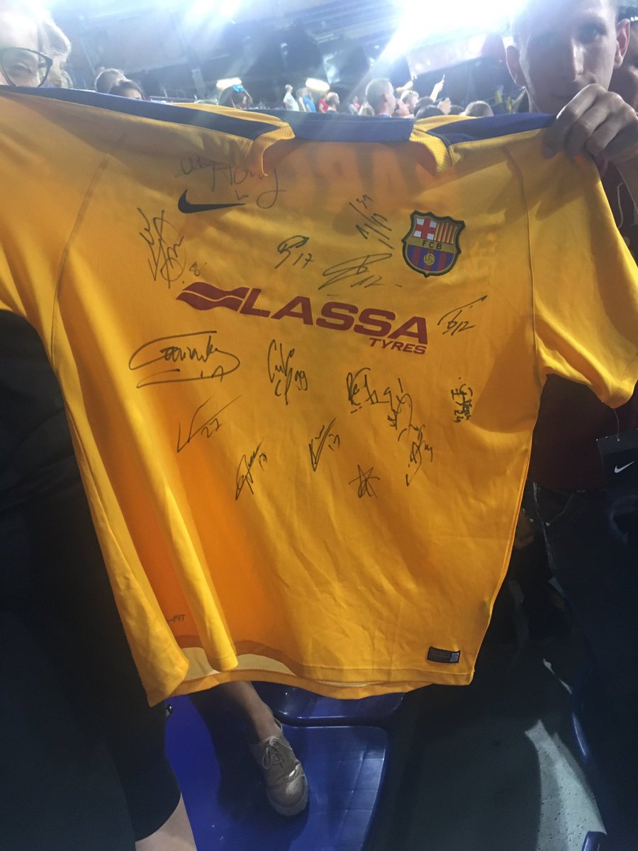 demanoenmanonet's tweet photo. Y para colmo nos regalan esta camiseta firmada por todos los jugadores del @FCBhandbol. Estamos encantad@s! https://t.co/Q6z8haAaRP
