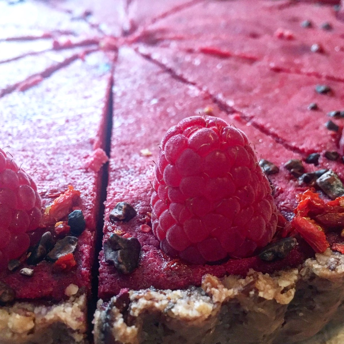 Bakeology1's tweet photo. Bank holiday baking 👌🏼 berry &amp; almond tart. #raw #vegan #glutenfree #delicious https://t.co/aaJ1Cx3Xyt