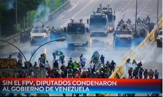 TedyFrontman's tweet photo. A #Mongolini @grisici  @miguegranados les encantan los desfiles donde se interactua entre el publico y las fuerzas armadas #DesfileMilitar https://t.co/0WtFRJmTrz