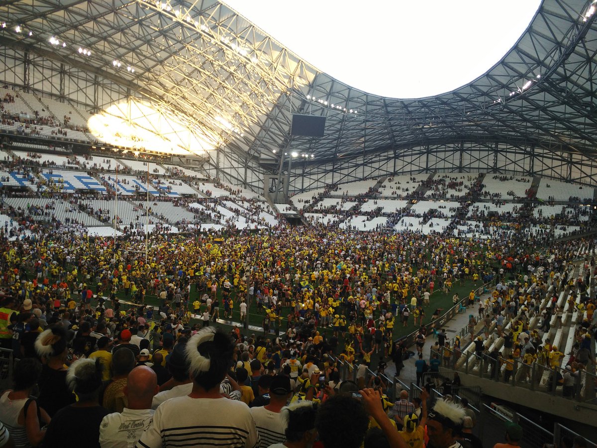 RowainBeal's tweet photo. Pelouse envahie au Vélodrome après la demi-finale de rugby #ASMR92 "Ici, ici, c'est Montferrand" @ASMOfficiel @racing92 #velodrome https://t.co/ZJlFpdaz0r