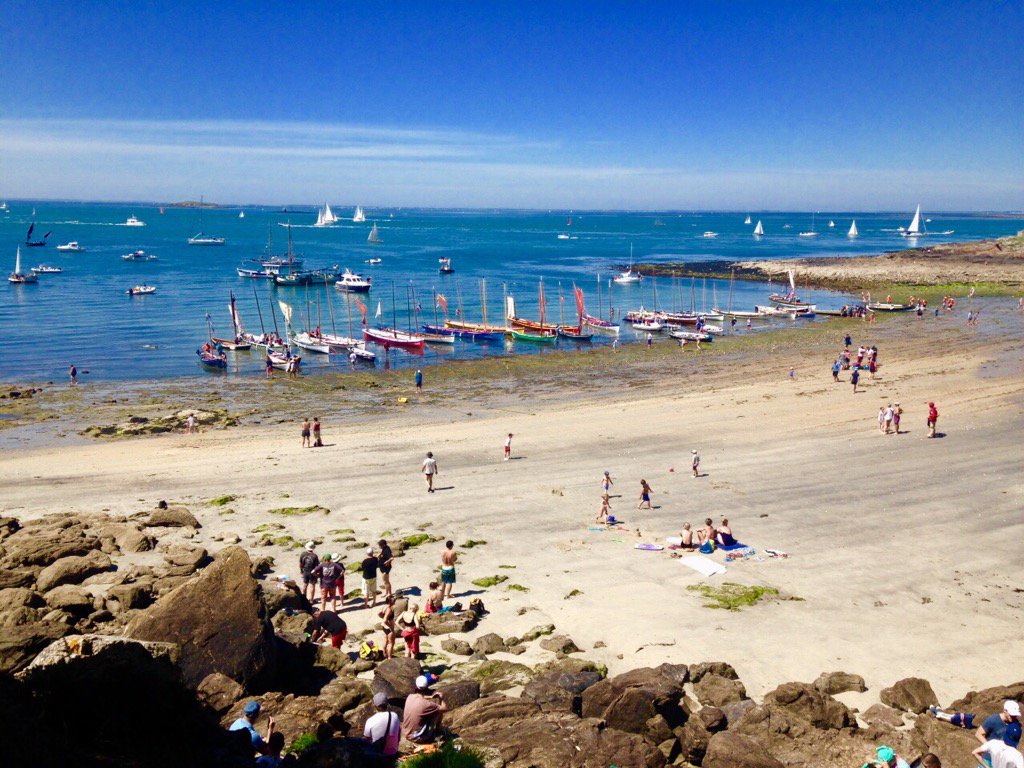 Bigoud29730's tweet photo. Toutes les Yoles de #lasemainedugolf sont échouées sur la plage de Port-Navalo, dont notre superbe Yole bigoudène 😉😎 https://t.co/TmkT0YNpkv