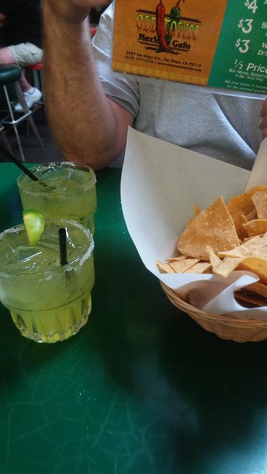 Its 5 O'clock some where #daydrinking in Old Town #yummmzzz https://t.co/JbOGdmKT7S<a href="/tag/daydrinking"class="tags">#daydrinking</a><a href="/tag/yummmzzz"class="tags"><span>#yummmzzz</span></a>