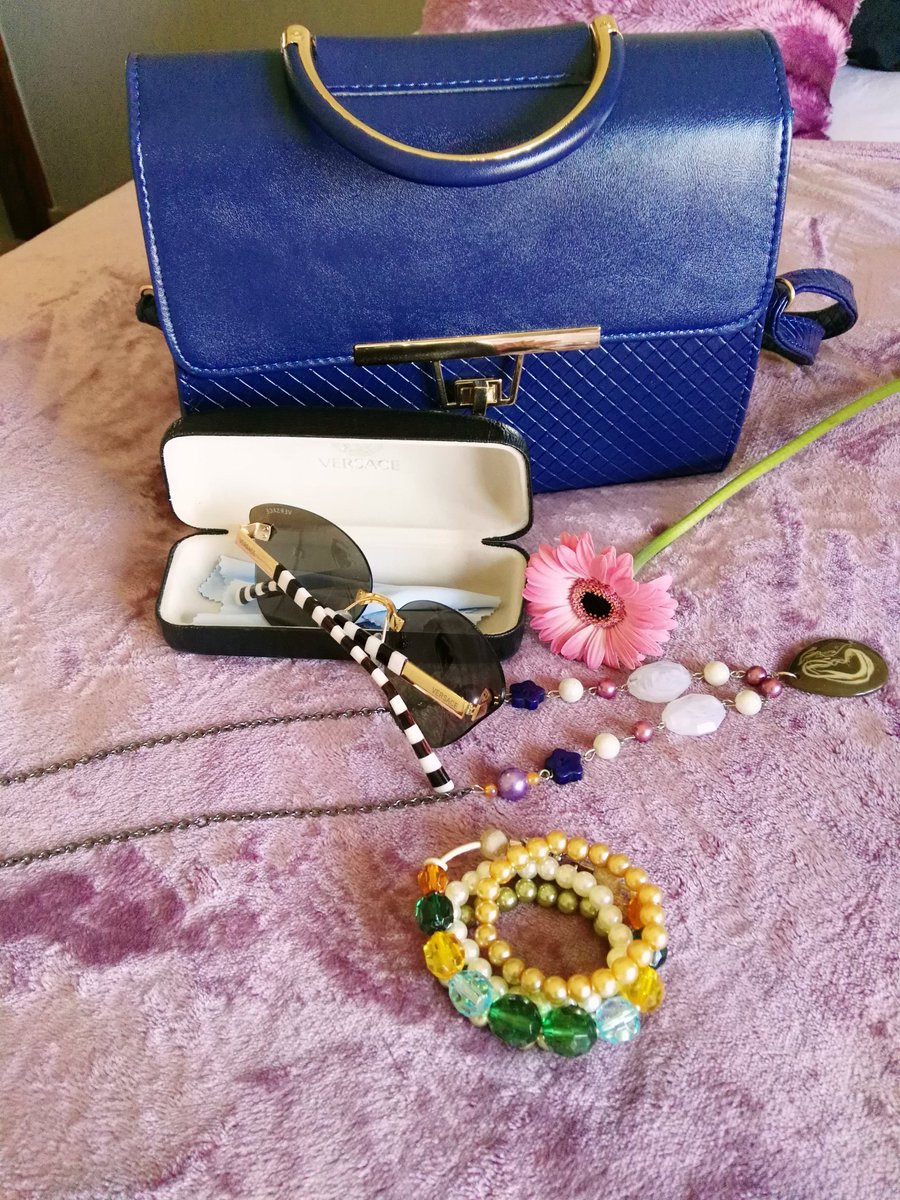 Indonik's tweet photo. Our Obsession 🌸👌 The Buffers collection 👑🌸🌸👌👌 get in touch📱📞
#bags👛
#Jewelry💟
#sunglasses 👓
#Watches⌚
 and more..084 44190 25 /0735285001 https://t.co/g15ktaov9K