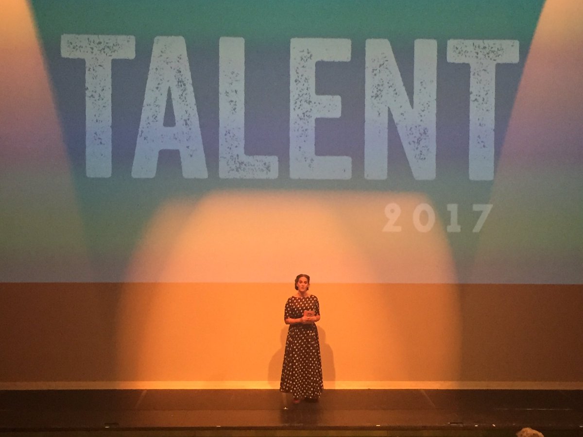 Contamos con una maravillosa maestra de ceremonias: @ElenaLombao #TalentMadrid