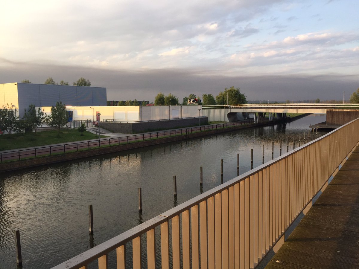 De rook van de brand bij Amsterdam kleurt de lucht donker in Almere