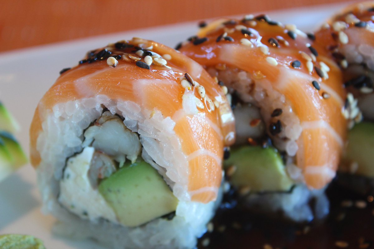 | SOY AND HONEY ROLL |
Sushi de langostinos, queso crema y palta, láminas de salmón rosado fresco, salsa de soja-miel y semillas de sésamo.