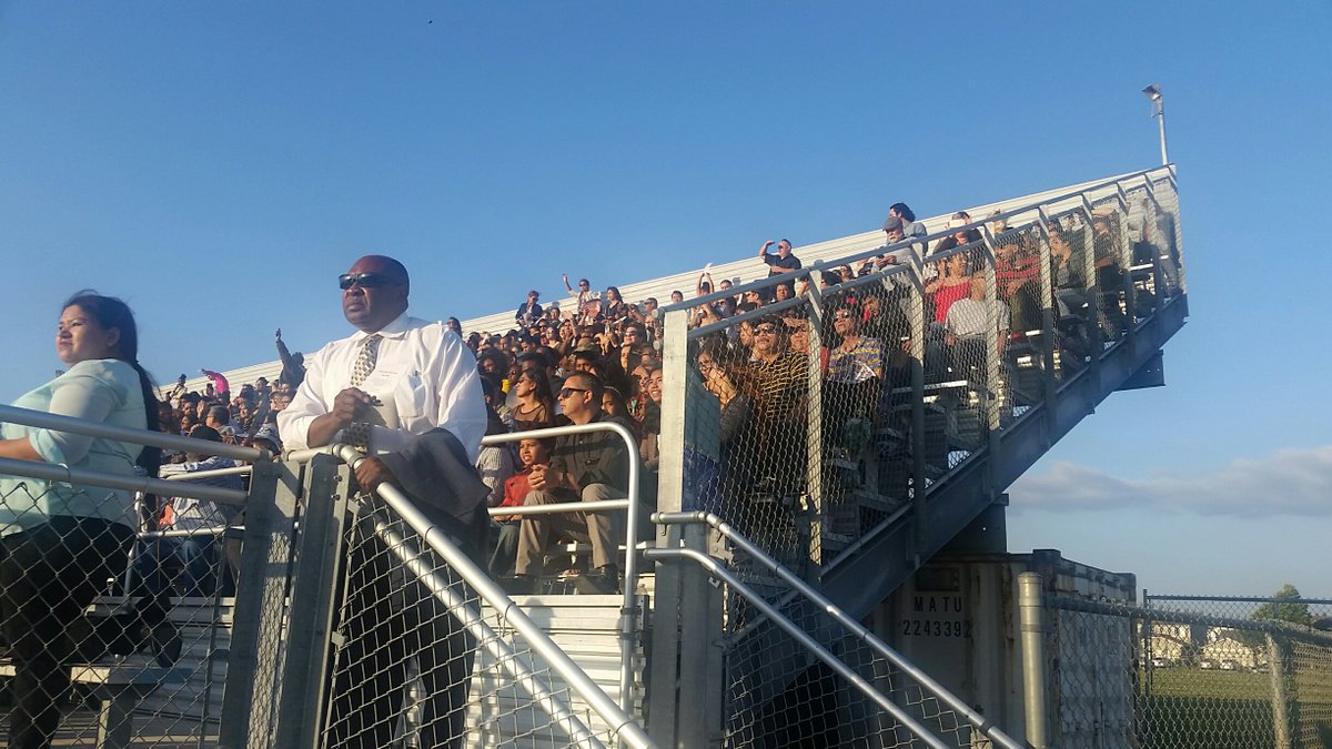 Congratulations <a href="/WestonRanch2017/">SENIORS17🎓</a> More photos &amp; story here. cougarprowl.net/1409/news/pict…
<a href="/BairdFrancine/">Dr. Francine Baird</a> <a href="/MichaelDTubbs/">Michael Tubbs</a> <a href="/eduncanx3/">Eric Duncan Sr.</a> <a href="/WRHSLEADERSHIP/">WRHSLEADERSHIP</a>