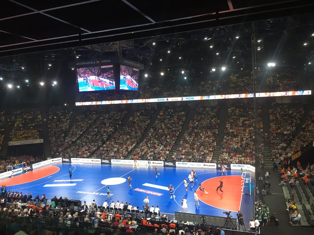 ATouchain's tweet photo. En direct de la #FinalesCDF @mhbofficiel vs @HBCNantes ⚠️aux sacoches !! #jouerlejeu merci @FDJ @maryameliajane pour ce moment de sport❤️ https://t.co/SmbE7BnHqJ