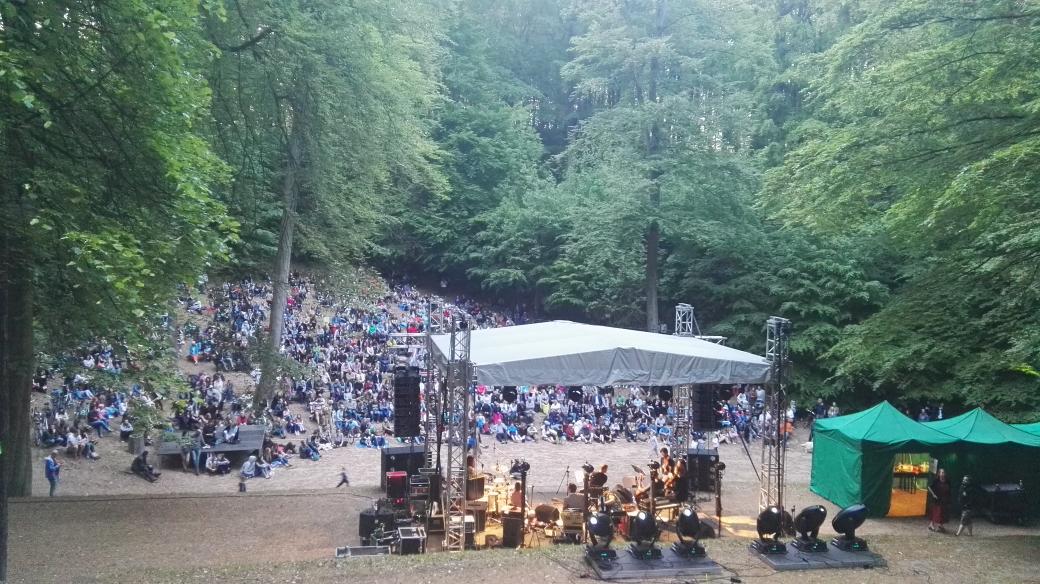 m_vardens's tweet photo. Dzisiaj Czeslaw Mozil na zywo w Teatrze Lesnym w miescie @gdansk #mozil #teatrlesny #koncert #gdansk https://t.co/rXPeZaiVmn