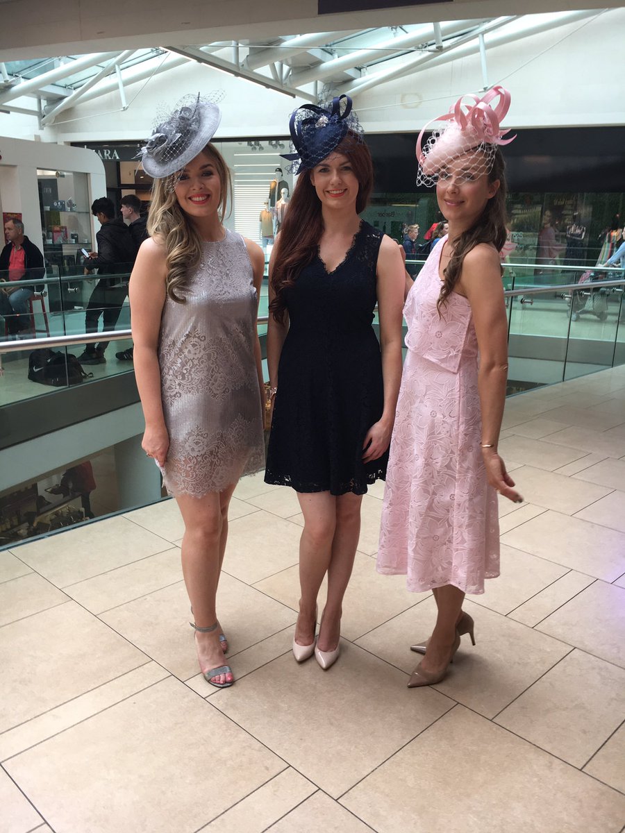 suziemahony's tweet photo. Brilliant show #racestyle #hats @suziemahony @AthloneTC @RacingFashion @CatwalkModels_ https://t.co/PS5Jc453LE