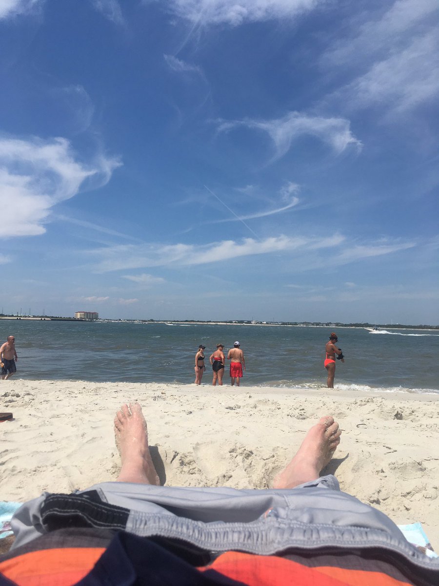 CHPutnam_NCSU's tweet photo. Get a day off from #MEASfieldcourse so we are spending it at the beach π@BrittanyKiser14 @miranda_irby1 https://t.co/82Q9UzQTaZ