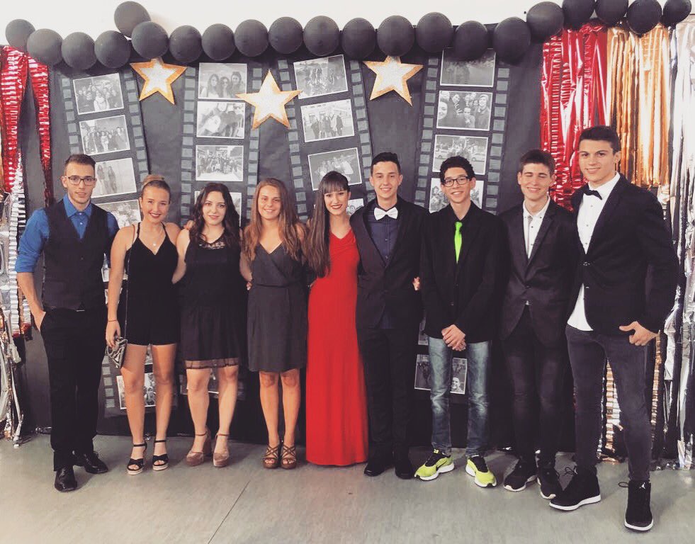 Juliaa_288's tweet photo. El inicio de una nueva etapa๐ฉ๐ปโ๐๐ #byebach #prom2k17 https://t.co/27ehcEqQFp