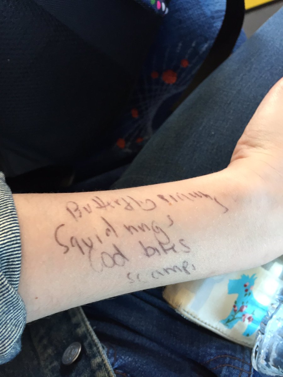 worstlungs's tweet image. butterfly prawns, squid rings, cod bites, scampi 🐟 #waitressproblems #barmaidproblems