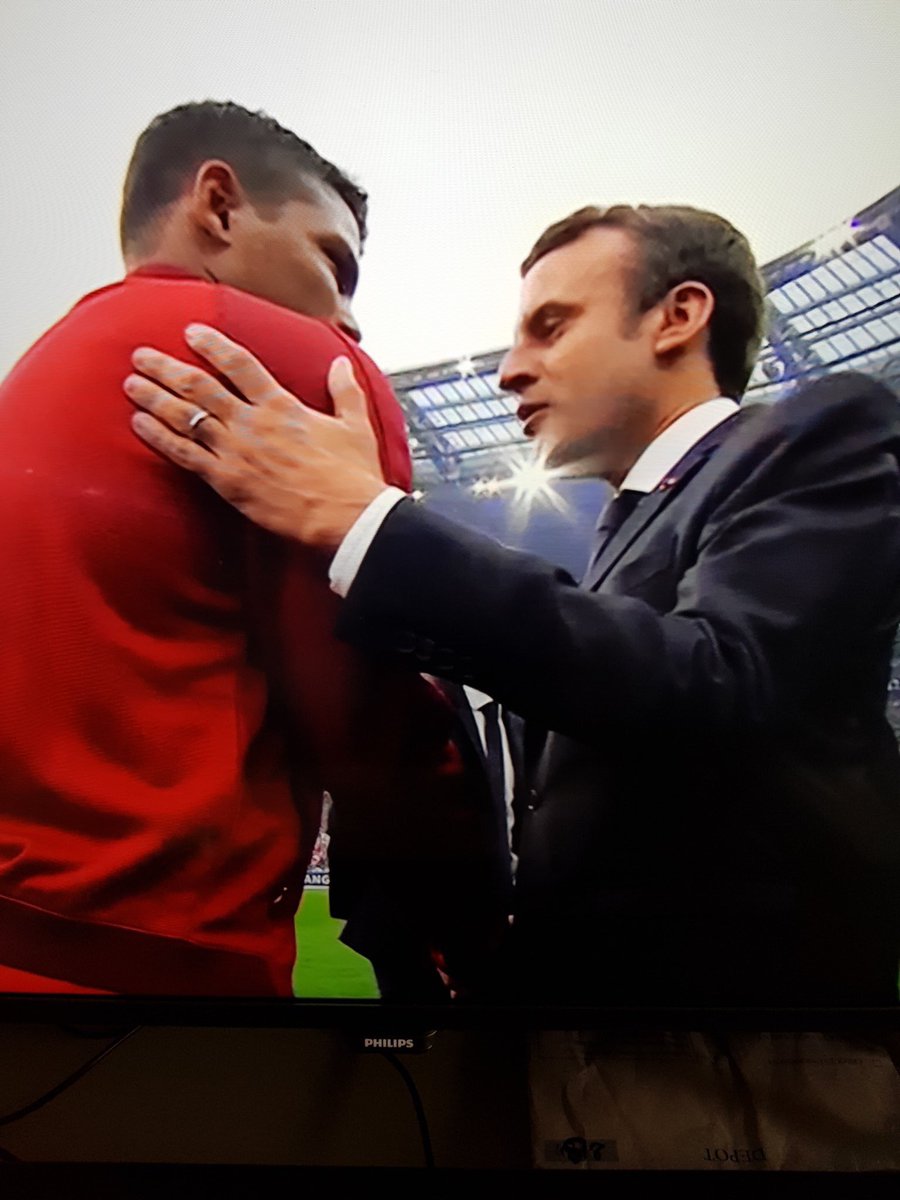 WeAreMalherbe's tweet photo. Belle image du Président de la République qui en tant que supporter Marseillais prend le temps d'insulter chaque Parisien. #SCOPSG https://t.co/dT8pyL7fDt