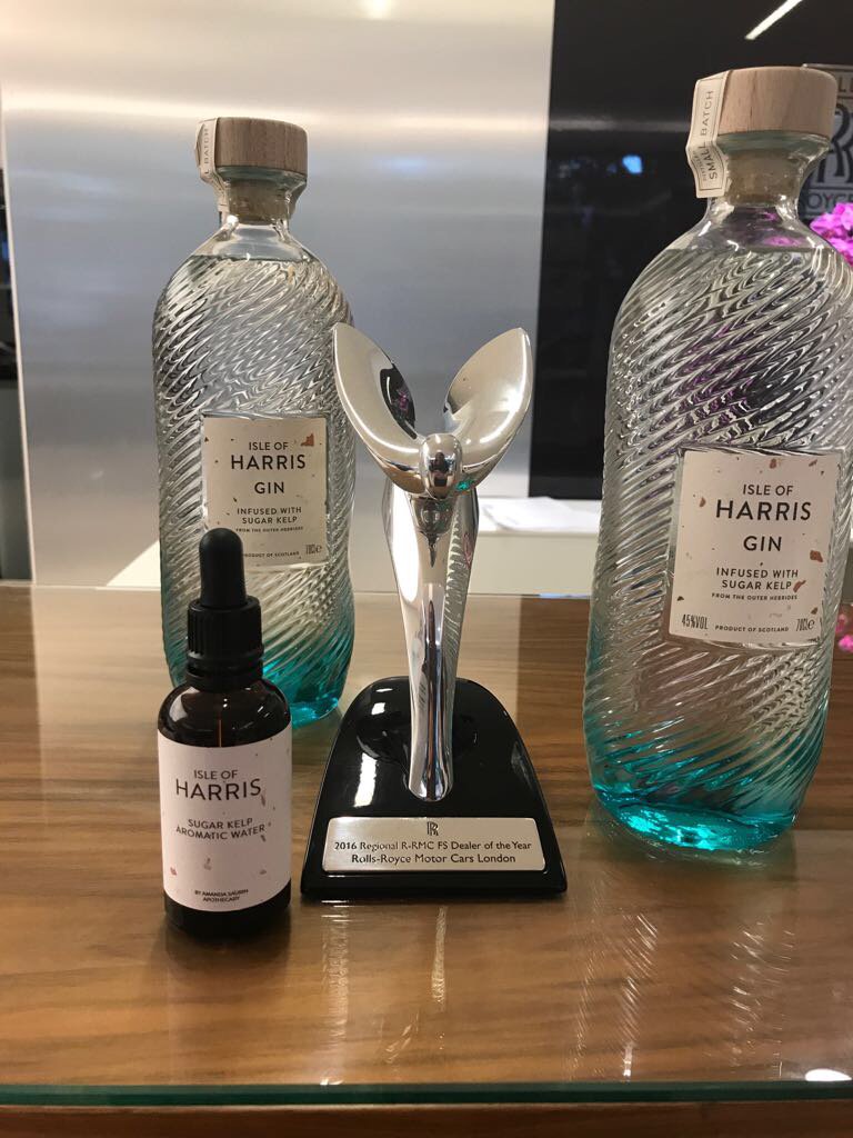 Introducing our island spirit to the Spirit Of Ecstasy at private showing of <a href="/JessicaZoobArt/">Jessica Zoob</a> work. jessicazoob.com #rollsroyce