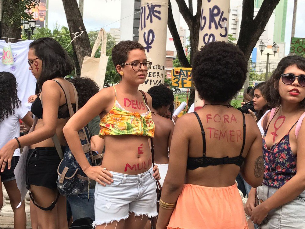 Resultado de imagem para 'Marcha das Vadias' percorre ruas do Recife para protestar contra violência e racismo