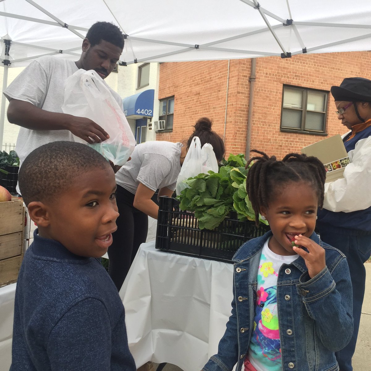 dcpni's tweet image. Kenilworth-Parkside children enjoying Farmer's Market produce. Let's continue to create spaces for these young ones' health and happiness. 🍅