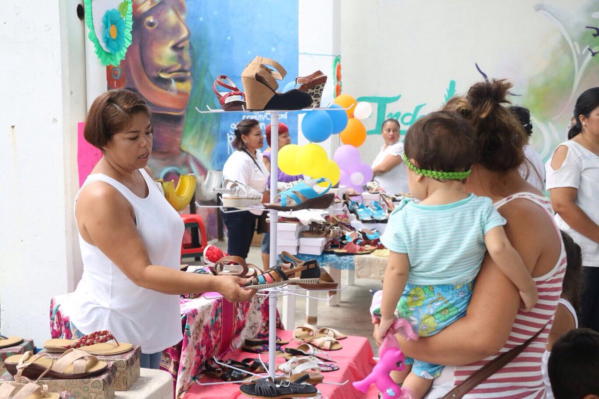 El día de hoy asistí junto con mi esposa Melissa a la clausura de los talleres productivos en la comunidad Lomas del Carril Temixco.