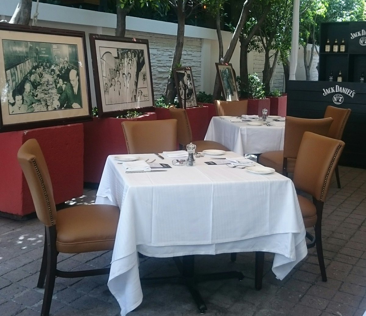 ThePalmMx's tweet photo. Nuestros sábados de #BBQ inician hoy en #Polanco, disfruta nuestro ahumador Premium, ensaladas y cocteles con mucho #Palmstyle 🍖 🌴 https://t.co/R3v9UIeZD1
