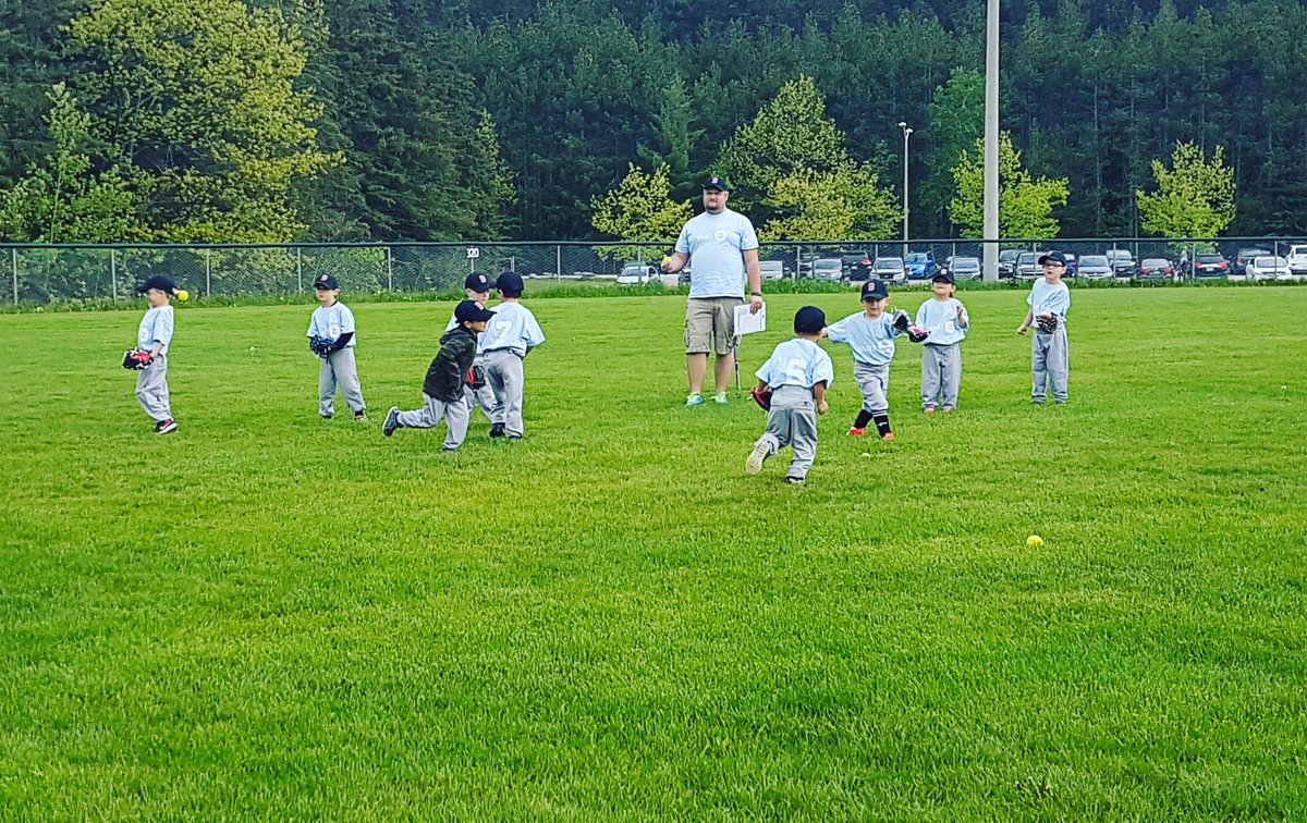 APetsis's tweet image. Cathing those fly balls ⚾ #barriebaseball #openingday2017 #teambmo #coachdaddy @DannyPetsis @barriebaseball