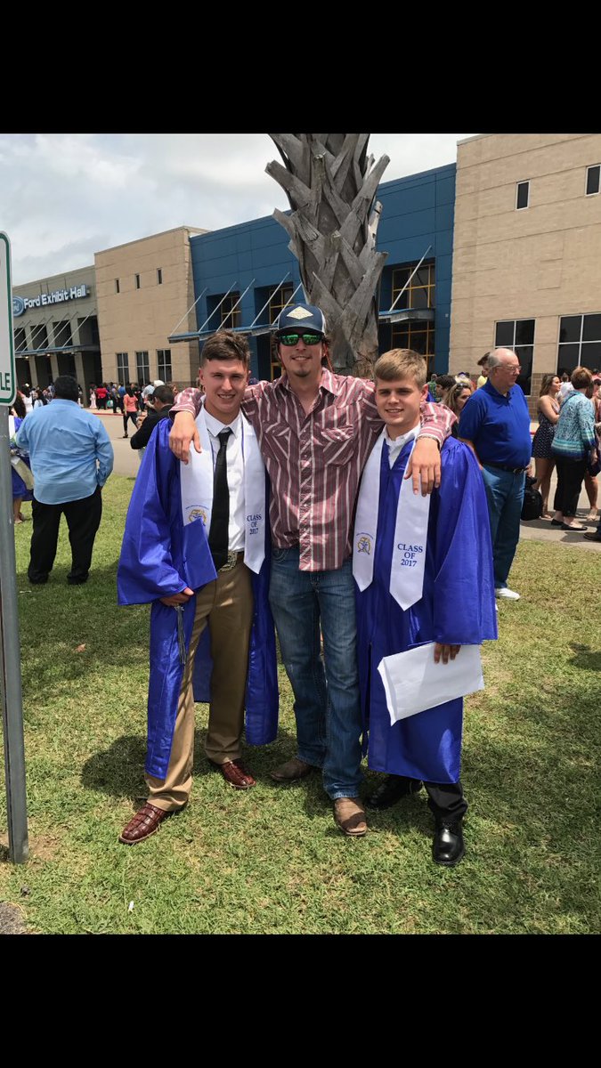 seth_ball78's tweet image. Family over anything nigga we made it!! #class2017