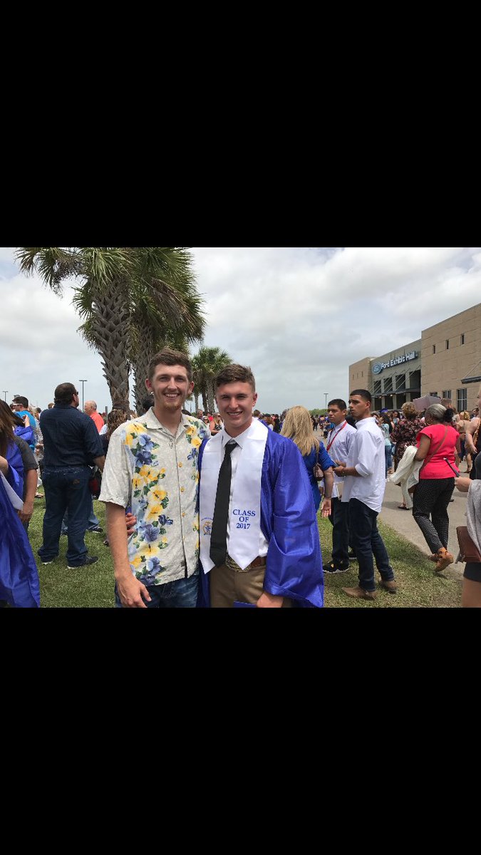 seth_ball78's tweet image. Family over anything nigga we made it!! #class2017