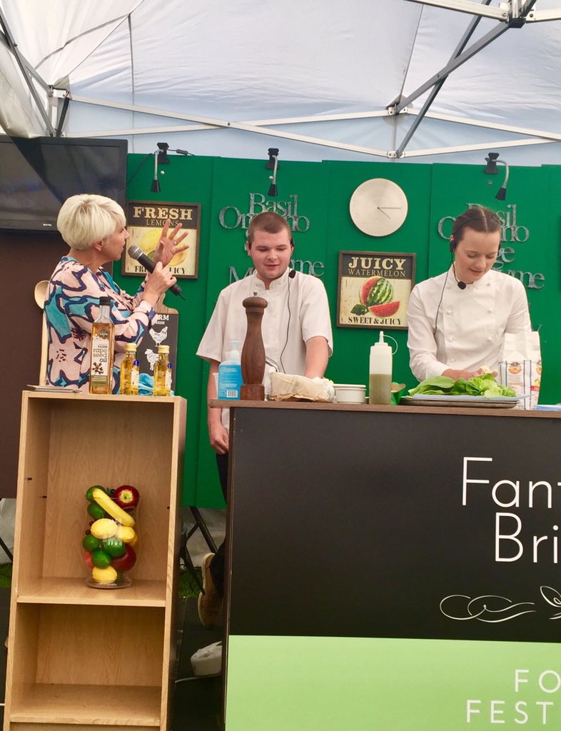 kymcurtis2's tweet photo. Brilliant demo by these 2 under the scrutiny of Jean Christophe Novelli #nuttreeinn #blenheimfoodfestival https://t.co/JTIQ7YAcGt