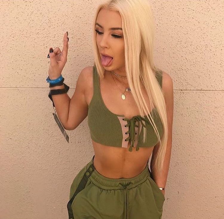 ValerieAlexPT's tweet photo. hit me with that peace sign https://t.co/YhGBzM0K49