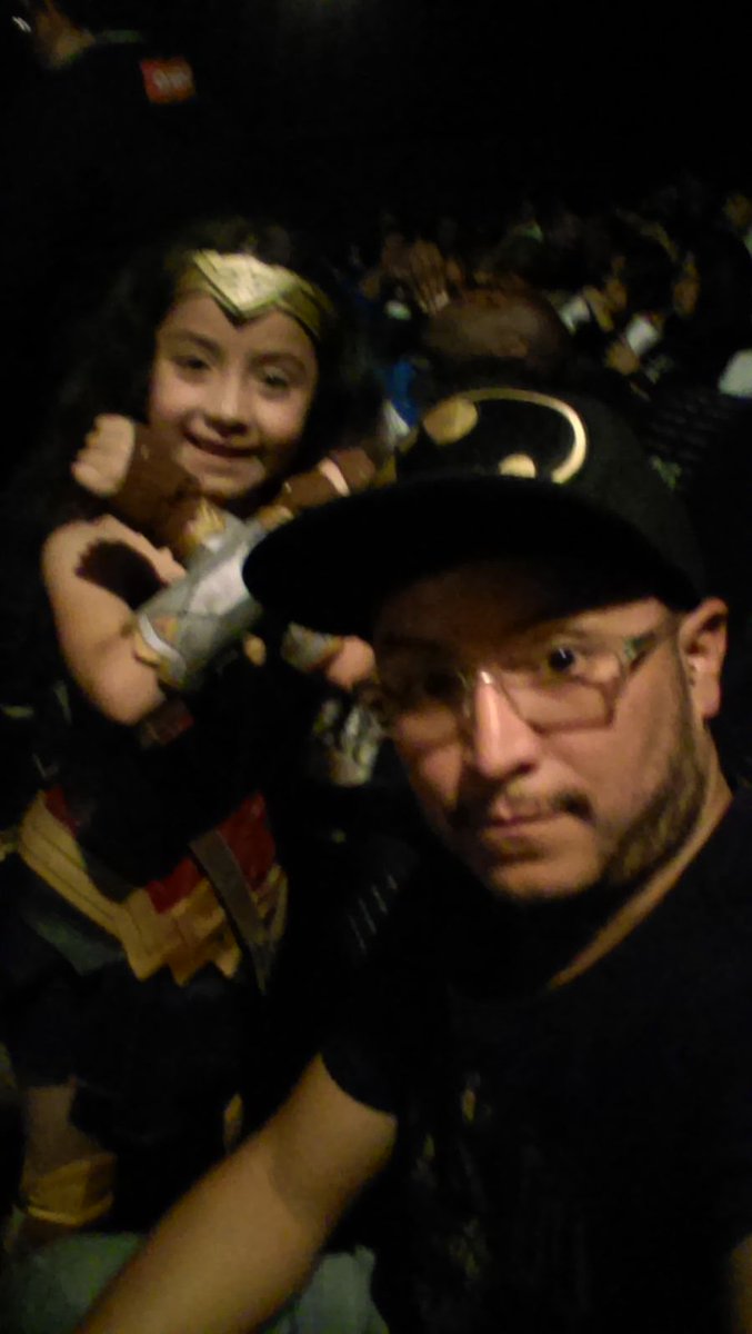 Omar_dsgnr's tweet photo. En la premier de #MujerMaravilla con #DcFansColombia gracias a  @los40colombia @marchenajr @JUANCAORTIZ14 https://t.co/YoE6kS3UQD