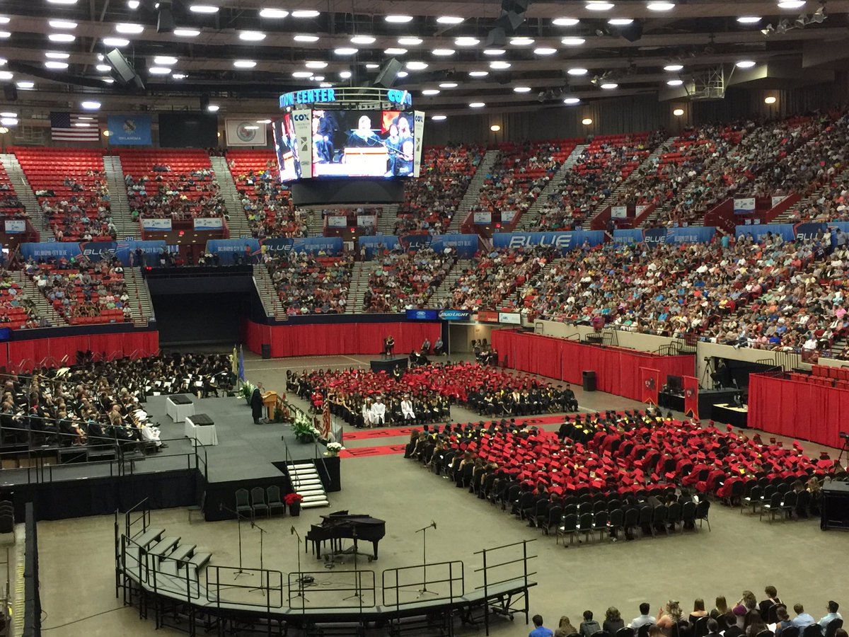 Blacintosh004's tweet photo. Westmoore HS's 29th Commencement - the Class of 2017 🔥🎓👨🏽‍🎓👏🏾👏🏾@saavonnee #SOKCS FOR LIFE https://t.co/JFiIzTNuhv