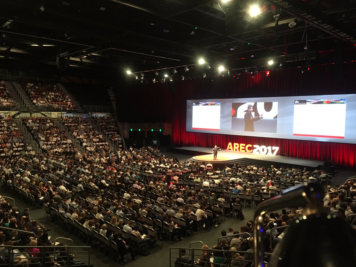 KieranClair's tweet photo. This is how to draw a crowd! @RobertCialdini on Influencing at #AREC2017 https://t.co/R1FR5lL9IF