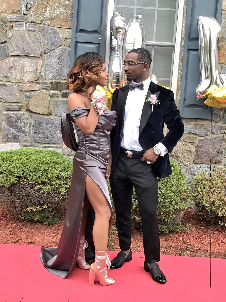 BigReco__'s tweet photo. We so Cold Even the Polar Bears Said Damn ❄️ #Prom2k17 #FlowersProm https://t.co/a2m26r1JL3