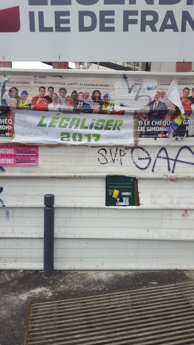 yannigg's tweet photo. Passons à #LeChequer
Parti très fort sur les palissades de chantier avec ses affiches pour faire peuple
"Légaliser" c'est moi & Yahya https://t.co/QpHoZi8moQ