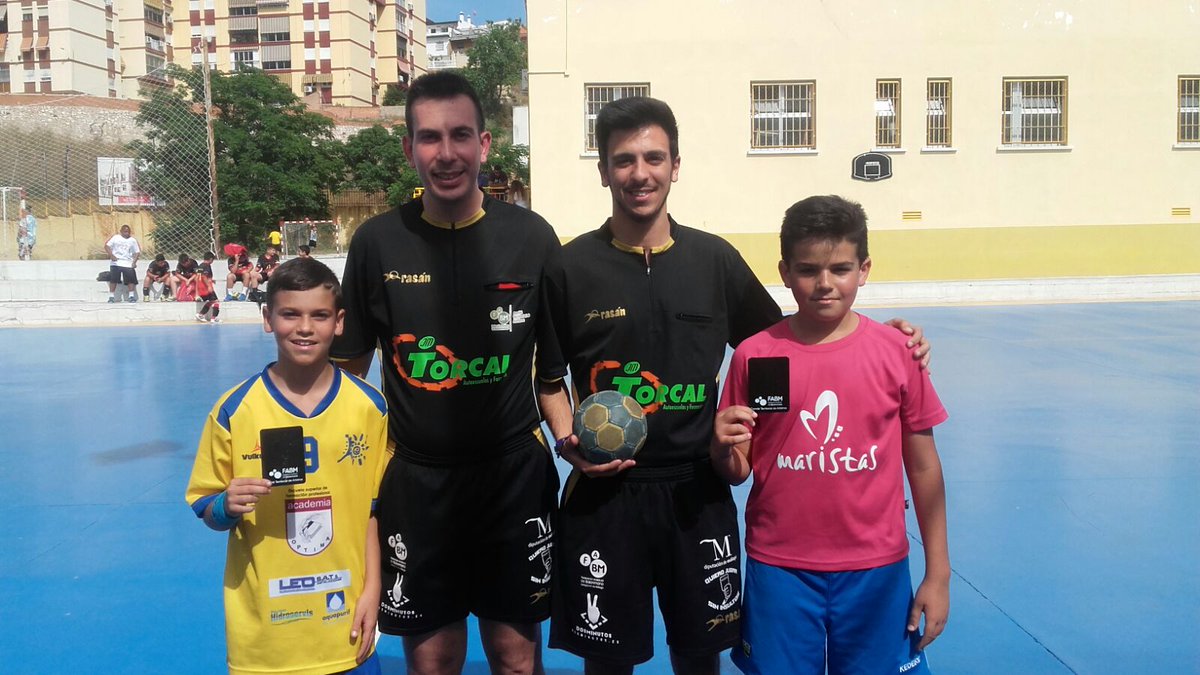 CTArbitralMLG's tweet photo. Alevín masc @ClubMalagaNorte y @cdMaristasMlg Copa @malaga_2020 apoyando el #juegolimpio y el #respeto #QuieroJugarSinInsultos #TarjetaNegra https://t.co/2YVxHCTZLV
