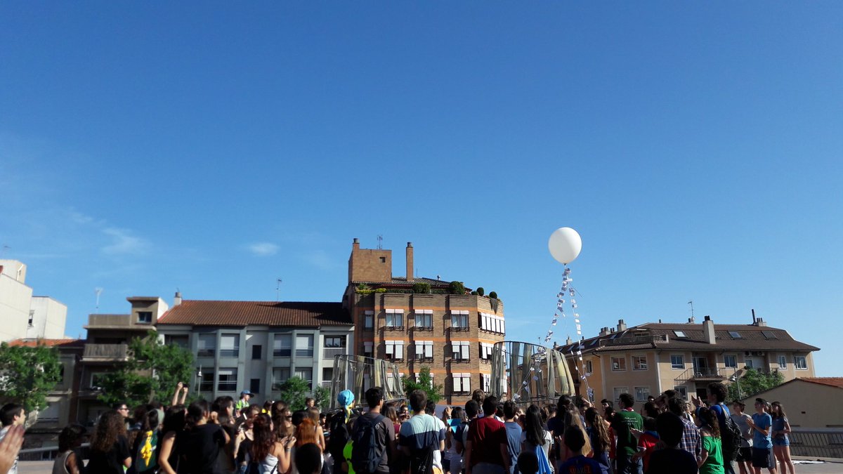 esplaisMCECC's tweet photo. Celebració del 50è aniversari @esplaixiribec amb 300 infants de @zona12mcecc . Moltes felicitats en el vostre aniversari 🎂🎂 https://t.co/WLnWp0oAMY