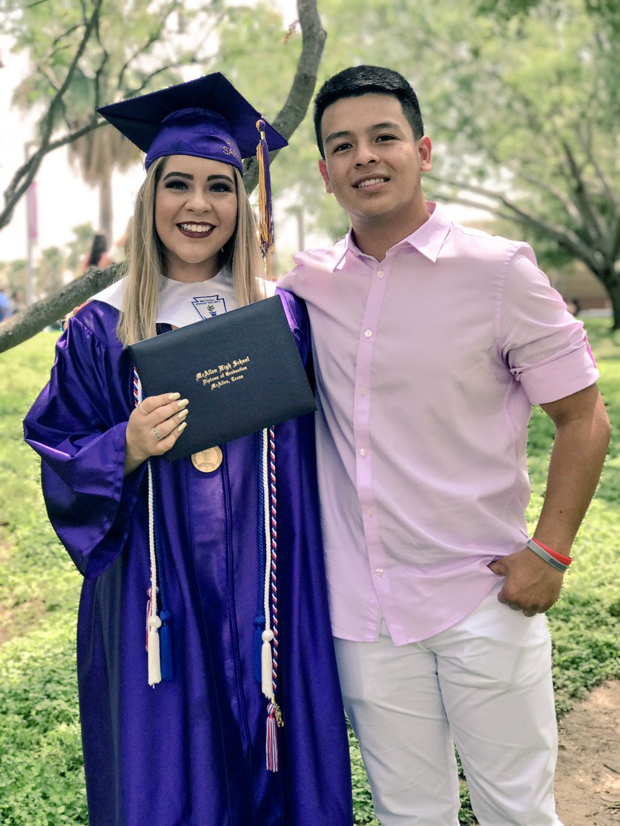 SylviaVeliz's tweet photo. Congratulations Jayda! We love you! #McHiGrad2017 https://t.co/yzHFfgxgnz