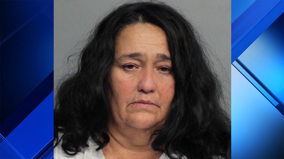 Police officers say a woman armed with a grilling fork attacked firefighters bit.ly/2s240mH https://t.co/S6RKGpBw4g