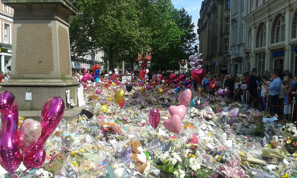 andrewacton72's tweet image. Flowers &amp;amp; tributes in St Anne&apos;s Sq. A monument to the compassion of humanity, but still a sight I&apos;d hoped never to see for so many so young.