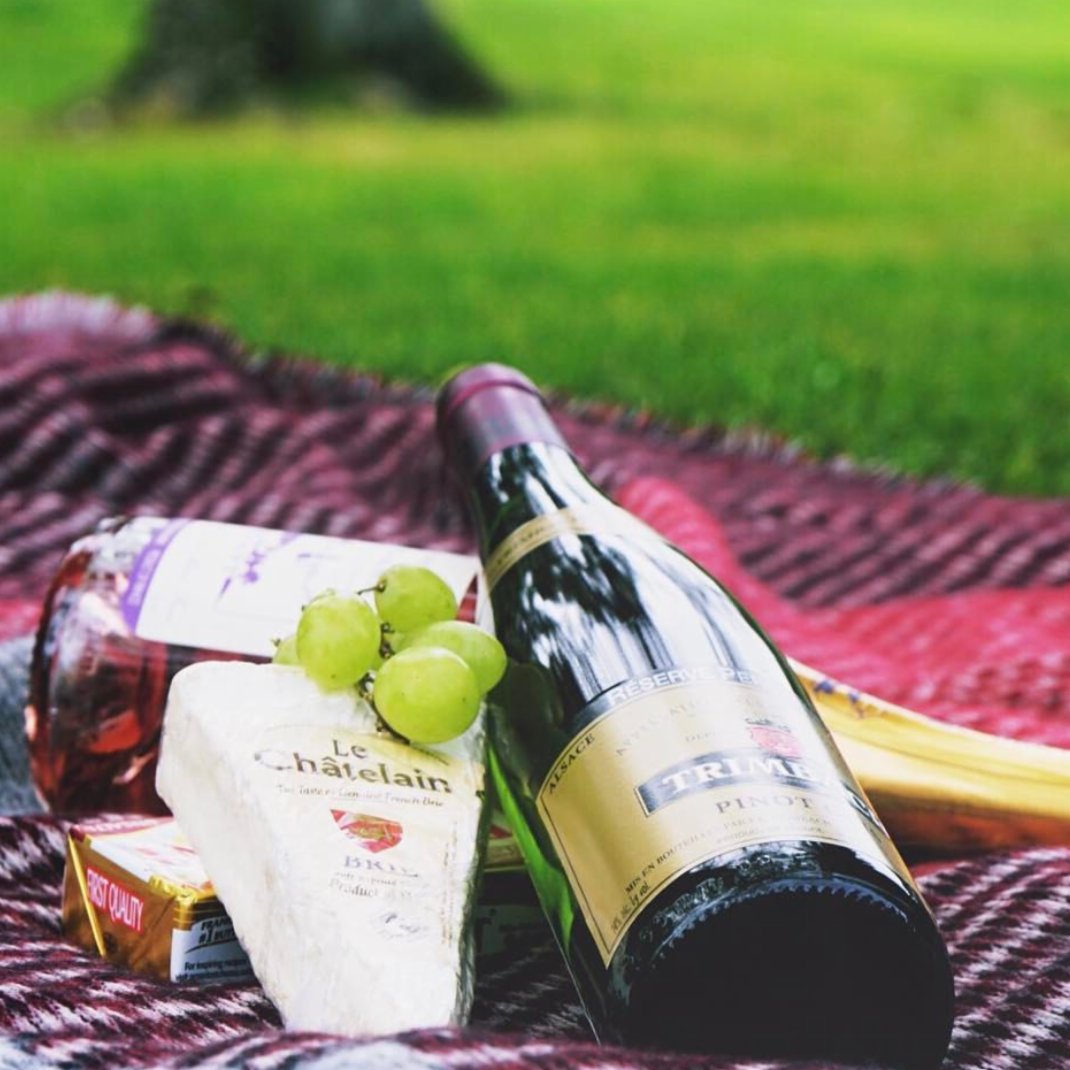 presidentcheese's tweet photo. Picnics are always a good idea, especially when you picnic like a Parisian! 📷 : @pinkonthecheek #LifeWellPaired #MadeInFrance #Saturday https://t.co/O4zeT9KDQ3