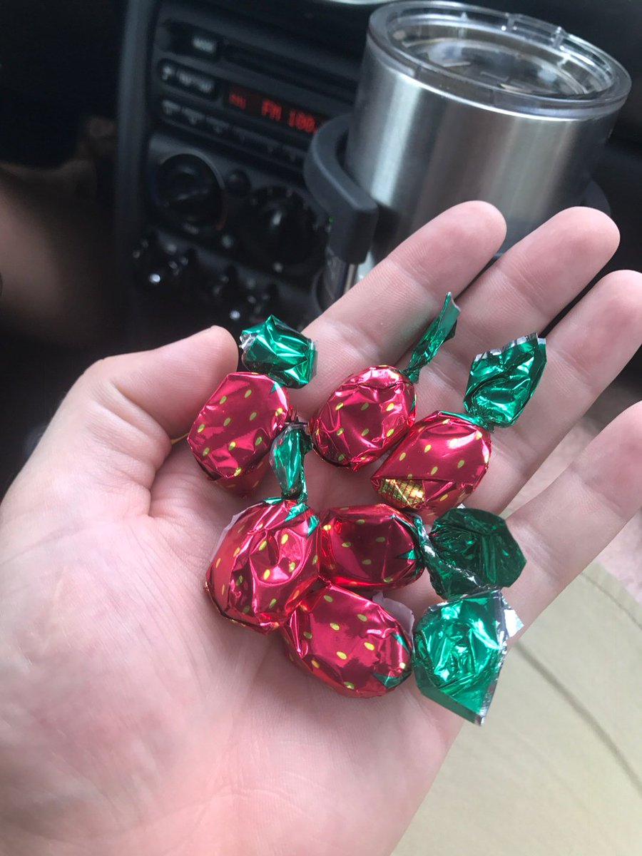 drewscates's tweet photo. Who remembers these?? #strawberrycandy #blasstfromthepast #toogood https://t.co/pciHyMERtV